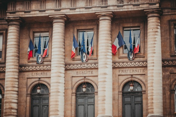 entrance-to-the-palais-de-justice-in-paris-france-picture-id491683604