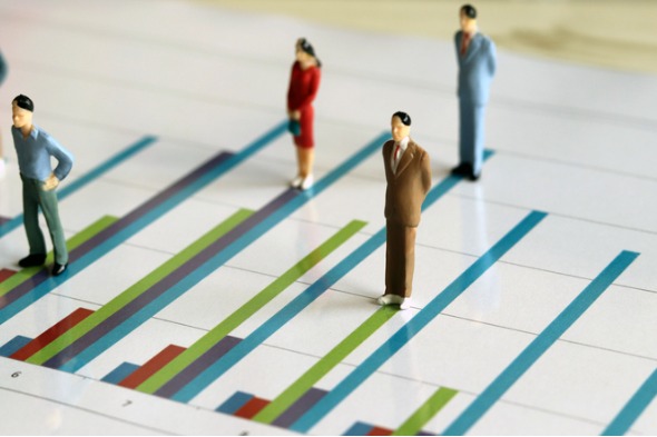 miniature-people-and-the-graph-concept-miniature-of-people-on-a-bar-picture-id902767112