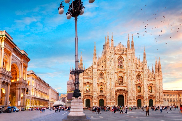 piazza-duomo-in-milan-picture-id637278516
